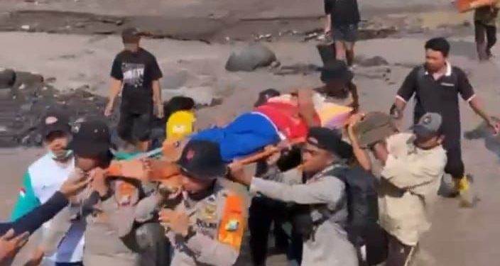 Polri Terus Evakuasi Warga dan Mengamankan Harta Benda di Candipuro: Bergerak Cepat Selamatkan Masyarakat