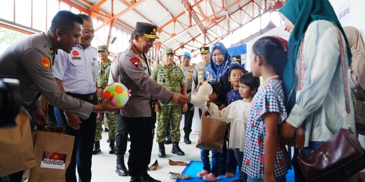 Kapolri Tinjau Kesiapan Pelayanan dan Pengamanan Nataru di Stasiun Tawang Semarang
