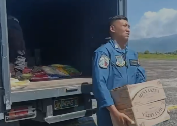 Polri Kirim Logistik Lewat Udara ke Palambayan, Dukung Penanggulangan Banjir Sumatera Barat
