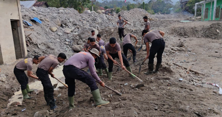 Bersihkan Rumah Allah Pascabanjir, Polri dan Warga Bener Meriah Gotong Royong Siapkan Meunasah Sambut Ramadan